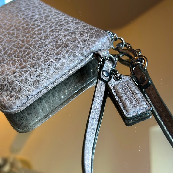 RARE Coach Madison Embossed Gunmetal Metallic Leather Wristlet Shimmer Top Zip - Picture 7 of 8